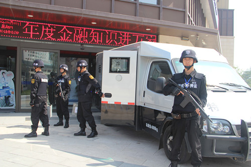 12501363_太原市保安服務(wù)有限公司押運(yùn)員正在執(zhí)行押運(yùn)任務(wù).jpeg
